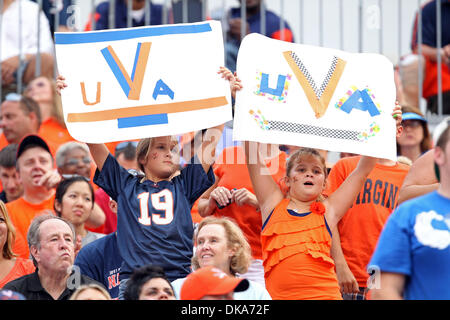 3. September 2011 - Charlottesville, Virginia - USA; Virginia Cavaliers Fans während der NCAA Football-Spiel gegen William & Mary im Scott-Stadium. Virginia gewann 40-3. (Kredit-Bild: © Andrew Shurtleff/ZUMApress.com) Stockfoto