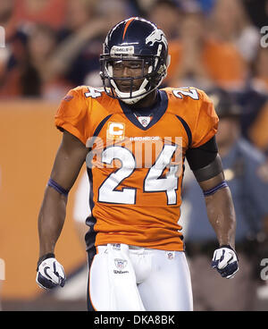 Sept. 12, reagiert 2011 - Denver, Colorado, USA - Broncos CB CHAMP BAILEY zu einen Solo Zweikampf gegen die Raiders am Sports Authority Field at Mile High machen. Die Oakland Raiders gegen die Denver Broncos 23-20. (Kredit-Bild: © Hector Acevedo/ZUMAPRESS.com) Stockfoto