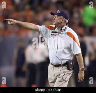 Sept. 12, 2011 - Denver, Colorado, USA - Broncos Head Coach JOHN FOX, einen Anruf auf dem Feld in der 1. Hälfte an Sports Authority Field at Mile High reagiert. Die Oakland Raiders gegen die Denver Broncos 23-20. (Kredit-Bild: © Hector Acevedo/ZUMAPRESS.com) Stockfoto