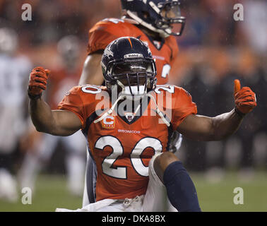 Sept. 12, feiert 2011 - Denver, Colorado, USA - Broncos S BRIAN DAWKINS nach einer Socke bei Sports Authority Field at Mile High machen. Die Oakland Raiders gegen die Denver Broncos 23-20. (Kredit-Bild: © Hector Acevedo/ZUMAPRESS.com) Stockfoto