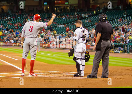 12. September 2011 - Houston, Texas, USA - Philadelphia Phillies Recht Fielder verzichtet Hunter Pence (3) an seine Fans nach Erhalt eine Standing Ovation von Houston Fans als Houston Astros Catcher sieht Humberto Quintero (55) auf. Houston Astros besiegten die Philadelphia Phillies 5-1 im Minute Maid Park in Houston Texas. (Kredit-Bild: © Juan DeLeon/Southcreek Global/ZUMAPRESS.com) Stockfoto