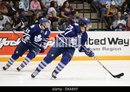 13. September 2011 - Oshawa, Ontario, Kanada - Toronto Maple Leafs Rookie D Garrett Clarke (79) und Jesse Blacker (49) in Aktion während der NHL-Rookies-Eishockey-Spiel zwischen den Ottawa Senators und die Toronto Maple Leafs in Oshawa, Ontario. Die Senatoren gewann 5: 4 in der Overtime. (Kredit-Bild: © Steve Dachgaube/Southcreek Global/ZUMAPRESS.com) Stockfoto