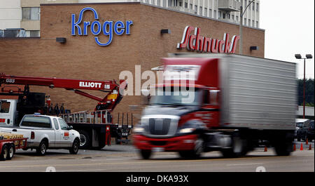 14. September 2011 - Memphis, TN, USA - 14. September 2011 - ein neue Kroger Zeichen ziert die alten Schnuckâ€™ s in der Union Avenue wie das Lebensmittelgeschäft langsam Besitzer wechselt und mit Plänen öffnen unter der neuen Firma noch in dieser Woche. (Kredit-Bild: © Mark Weber/der kommerziellen Appeal/ZUMAPRESS.com) Stockfoto