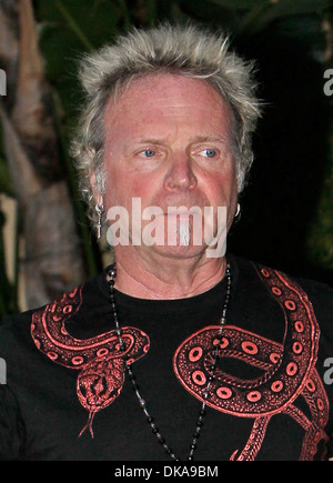 Joey Kramer gibt Autogramme für die Fans als er und seine Frau Linda Pappan begeben Sie sich zum Abendessen zusammen in Los Angeles Los Angeles Stockfoto