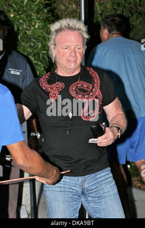 Joey Kramer gibt Autogramme für die Fans als er und seine Frau Linda Pappan begeben Sie sich zum Abendessen zusammen in Los Angeles Los Angeles Stockfoto