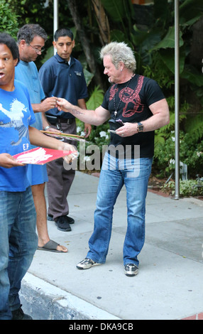 Joey Kramer gibt Autogramme für die Fans als er und seine Frau Linda Pappan begeben Sie sich zum Abendessen zusammen in Los Angeles Los Angeles Stockfoto