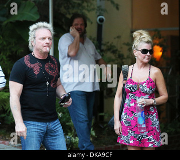 Joey Kramer gibt Autogramme für die Fans als er und seine Frau Linda Pappan begeben Sie sich zum Abendessen zusammen in Los Angeles Los Angeles Stockfoto