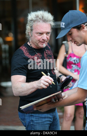 Joey Kramer gibt Autogramme für die Fans als er und seine Frau Linda Pappan begeben Sie sich zum Abendessen zusammen in Los Angeles Los Angeles Stockfoto