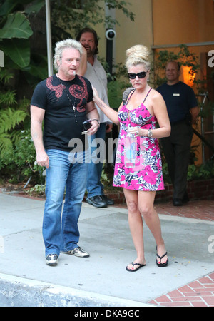 Joey Kramer gibt Autogramme für die Fans als er und seine Frau Linda Pappan begeben Sie sich zum Abendessen zusammen in Los Angeles Los Angeles Stockfoto