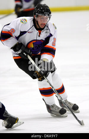 16. September 2011 - skates Ann Arbor, Michigan, USA - Youngstown vorwärts Shane Shiring (#8) in die offensive Zone. Die USA unter-18-Team schlagen Youngstown 7-2 in Ann Arbor Ice Cube in Ann Arbor, Michigan. (Kredit-Bild: © Alan Ashley/Southcreek Global/ZUMAPRESS.com) Stockfoto