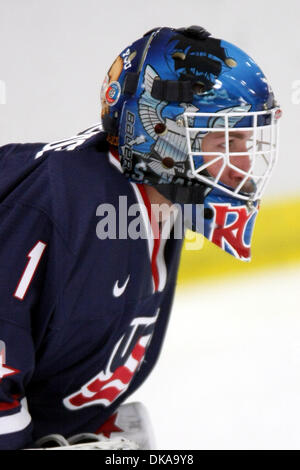 16. September 2011 - Ann Arbor, Michigan, USA - USA Torwart Jared Rutledge (#1) Uhren die Aktion am anderen Ende des Spielfeldes. Die USA unter-18-Team schlagen Youngstown 7-2 in Ann Arbor Ice Cube in Ann Arbor, Michigan. (Kredit-Bild: © Alan Ashley/Southcreek Global/ZUMAPRESS.com) Stockfoto