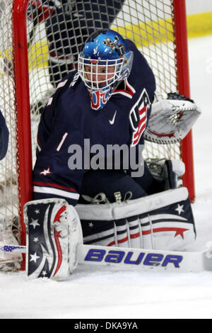 16. September 2011 - Ann Arbor, Michigan, USA - USA Torwart Jared Rutledge (#1) schützt die Seite des Netzes. Die USA unter-18-Team schlagen Youngstown 7-2 in Ann Arbor Ice Cube in Ann Arbor, Michigan. (Kredit-Bild: © Alan Ashley/Southcreek Global/ZUMAPRESS.com) Stockfoto