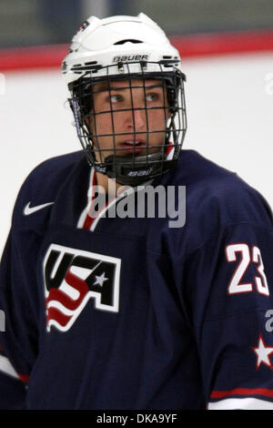 16. September 2011 - Ann Arbor, Michigan, USA - USA nach vorne blickt die Bank vor einem Faceoff Stefan Matteau (#23). Die USA unter-18-Team schlagen Youngstown 7-2 in Ann Arbor Ice Cube in Ann Arbor, Michigan. (Kredit-Bild: © Alan Ashley/Southcreek Global/ZUMAPRESS.com) Stockfoto