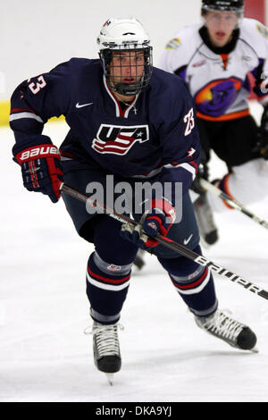 16. September 2011 - Ann Arbor, Michigan, USA - USA vorwärts Stefan Matteau (#23) sieht einen Pass erhalten. Die USA unter-18-Team schlagen Youngstown 7-2 in Ann Arbor Ice Cube in Ann Arbor, Michigan. (Kredit-Bild: © Alan Ashley/Southcreek Global/ZUMAPRESS.com) Stockfoto