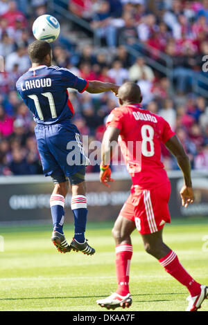 17. September 2011 - Bridgeview, Illinois, USA - Chivas USA Mittelfeldspieler Michael Lahoud (11) für für einen Header als Chicago Fire vorwärts verteidigt Dominic Oduro (8) während erste Halbzeit Aktion von der MLS-Spiel zwischen den Chicago Fire und Chivas USA im Toyota Park in Bridgeview, Illinois. Zur Halbzeit führt das Feuer Chivas USA 2-0. (Kredit-Bild: © Geoffrey Siehr/Southcreek Global/ZUMAPRESS.com) Stockfoto