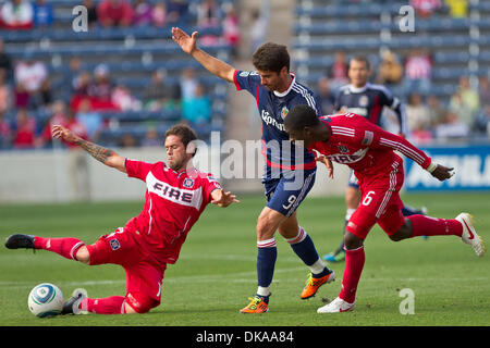 17. September 2011 - Bridgeview, Illinois, USA - Chicago Fire Mittelfeldspieler Daniel Paladini (11), Chivas USA nach vorne Juan Pablo Angel (9) und Chicago Fire Verteidiger Jalil Anibaba (6) alle Kampf um den Ball während der zweiten Hälfte Aktion von der MLS-Spiel zwischen den Chicago Fire und Chivas USA im Toyota Park in Bridgeview, Illinois. Chicago Fire besiegt Chivas USA 3: 2. (Kredit-Bild: © Geoffrey S Stockfoto
