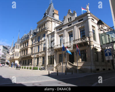 Der Palais Grand Ducal befindet sich im historischen Teil der Stadt Luxemburg. Dieser Ort wird als ein historisches Denkmal in Luxemburg Guide 2013 aufgelistet. Im Vordergrund eines Garde-Soldaten der Ehren-Garde. Foto: Klaus Nowottnick Datum: 2. September, 20 Stockfoto