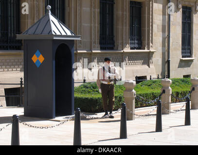 Der Palais Grand Ducal befindet sich im historischen Teil der Stadt Luxemburg. Dieser Ort wird als ein historisches Denkmal in Luxemburg Guide 2013 aufgelistet. Im Vordergrund eines Garde-Soldaten der Ehren-Garde. Foto: Klaus Nowottnick Datum: 2. September, 20 Stockfoto