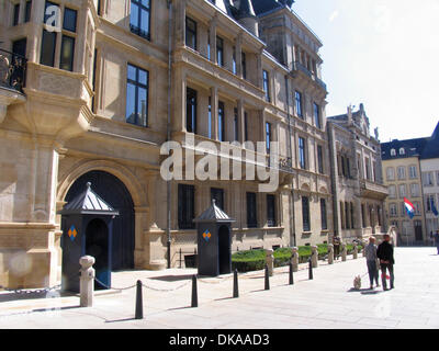 Der Palais Grand Ducal befindet sich im historischen Teil der Stadt Luxemburg. Dieser Ort wird als ein historisches Denkmal in Luxemburg Guide 2013 aufgelistet. Foto: Klaus Nowottnick Datum: 2. September 2013 Stockfoto