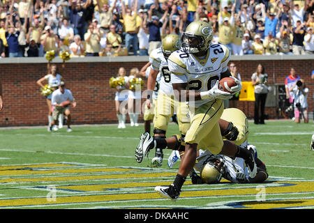 17. September 2011 - Atlanta, Georgia, USA - Georgia Tech Yellow Jackets Runningback Roddy Jones (20) läuft für einen Touchdown gegen die Kansas Jayhawks im Bobby Dodd Stadium in Atlanta Georgia.  Georgia Tech gewinnt 66-24 (Credit-Bild: © Marty Bingham/Southcreek Global/ZUMAPRESS.com) Stockfoto