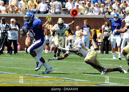 17. September 2011 - Atlanta, Georgia, USA - Kansas Jayhawks laufen wieder Darrian Miller (3) läuft für einen Touchdown gegen Georgia Tech Yellow Jackets im Bobby Dodd Stadium in Atlanta Georgia.  Georgia Tech gewinnt 66-24 (Credit-Bild: © Marty Bingham/Southcreek Global/ZUMAPRESS.com) Stockfoto