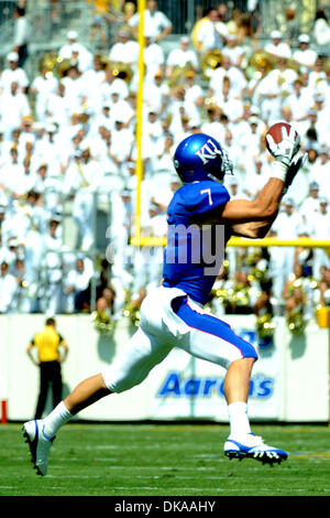 17. September 2011 - Atlanta, Georgia, USA - Kansas Jayhawks Wide Receiver Kale wählen (7) in einem Spiel gegen die Kansas Jayhawks im Bobby Dodd Stadium in Atlanta Georgia.  Georgia Tech gewinnt 66-24 (Credit-Bild: © Marty Bingham/Southcreek Global/ZUMAPRESS.com) Stockfoto