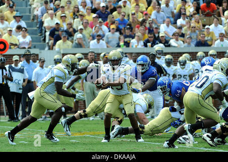 17. September 2011 - Atlanta, Georgia, USA - Georgia Tech Yellow Jackets Quarterback Tevin Washington (13) in einem Spiel gegen die Kansas Jayhawks im Bobby Dodd Stadium in Atlanta Georgia.  Georgia Tech gewinnt 66-24 (Credit-Bild: © Marty Bingham/Southcreek Global/ZUMAPRESS.com) Stockfoto