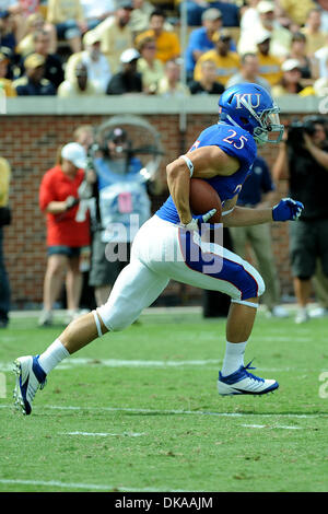 17. September 2011 - kehrt Atlanta, Georgia, USA - Kansas Jayhawks Runningback Brandon Bourbon (25) eine Kick-off in einem Spiel gegen die Kansas Jayhawks im Bobby Dodd Stadium in Atlanta Georgia.  Georgia Tech gewinnt 66-24 (Credit-Bild: © Marty Bingham/Southcreek Global/ZUMAPRESS.com) Stockfoto
