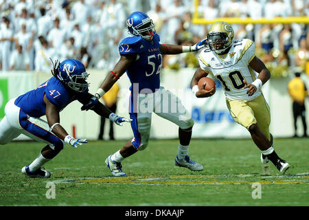 17. September 2011 - Atlanta, Georgia, USA - Georgia Tech Yellow Jackets Quarterback Synjyn Tage (10) in einem Spiel gegen die Kansas Jayhawks im Bobby Dodd Stadium in Atlanta Georgia.  Georgia Tech gewinnt 66-24 (Credit-Bild: © Marty Bingham/Southcreek Global/ZUMAPRESS.com) Stockfoto