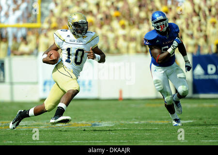 17. September 2011 - Atlanta, Georgia, USA - Georgia Tech Yellow Jackets Quarterback Synjyn Tage (10) in einem Spiel gegen die Kansas Jayhawks im Bobby Dodd Stadium in Atlanta Georgia.  Georgia Tech gewinnt 66-24 (Credit-Bild: © Marty Bingham/Southcreek Global/ZUMAPRESS.com) Stockfoto