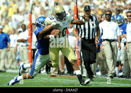 17. September 2011 - Atlanta, Georgia, USA - Georgia Tech Yellow Jackets Quarterback Synjyn Tage (10) in einem Spiel gegen die Kansas Jayhawks im Bobby Dodd Stadium in Atlanta Georgia.  Georgia Tech gewinnt 66-24 (Credit-Bild: © Marty Bingham/Southcreek Global/ZUMAPRESS.com) Stockfoto