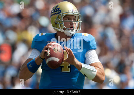 17. September 2011 - Pasadena, Kalifornien, USA - UCLA Bruins quarterback Kevin Prince #4 in Aktion während der NCAA Football-Spiel zwischen den Texas Longhorns und die UCLA Bruins in der Rose Bowl. Texas führt in der Mitte mit einem Score von 28-7. (Kredit-Bild: © Brandon Parry/Southcreek Global/ZUMAPRESS.com) Stockfoto