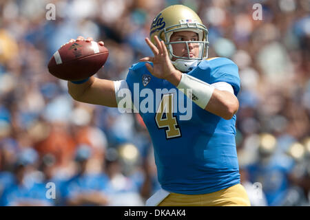 17. September 2011 - Pasadena, Kalifornien, USA - UCLA Bruins quarterback Kevin Prince #4 in Aktion während der NCAA Football-Spiel zwischen den Texas Longhorns und die UCLA Bruins in der Rose Bowl. Texas führt in der Mitte mit einem Score von 28-7. (Kredit-Bild: © Brandon Parry/Southcreek Global/ZUMAPRESS.com) Stockfoto