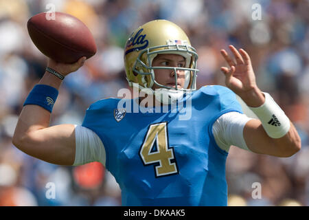 17. September 2011 - Pasadena, Kalifornien, USA - UCLA Bruins quarterback Kevin Prince #4 in Aktion während der NCAA Football-Spiel zwischen den Texas Longhorns und die UCLA Bruins in der Rose Bowl. Texas führt in der Mitte mit einem Score von 28-7. (Kredit-Bild: © Brandon Parry/Southcreek Global/ZUMAPRESS.com) Stockfoto