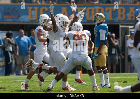 17. September 2011 - Pasadena, Kalifornien, USA - die Longhorns Defense zu feiern, nachdem UCLA über den Ball während der NCAA Football Spiel zwischen den Texas Longhorns und die UCLA Bruins in der Rose Bowl gedreht. Texas führt in der Mitte mit einem Score von 28-7. (Kredit-Bild: © Brandon Parry/Southcreek Global/ZUMAPRESS.com) Stockfoto