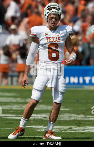 17. September 2011 - Pasadena, Kalifornien, USA - Texas Longhorns quarterback Fall McCoy #6 während der NCAA Football-Spiel zwischen den Texas Longhorns und die UCLA Bruins in der Rose Bowl. Texas führt in der Mitte mit einem Score von 28-7. (Kredit-Bild: © Brandon Parry/Southcreek Global/ZUMAPRESS.com) Stockfoto