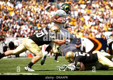 17. September 2011 - Denver, Colorado, erhält die US - Colorado Buffaloes defensive Tackle Curtis Cunningham (50) einer Hand am Colorado State Rams Runningback Chris Nwoke (6) während der ersten Hälfte. Die CSU-Rams übernahm die CU Büffel in der jährlichen Rocky Mountain Showdown am Sports Authority Field at Mile High in Denver, CO. (Credit-Bild: © Jesaja Downing/Southcreek Global/ZUMApress.com) Stockfoto