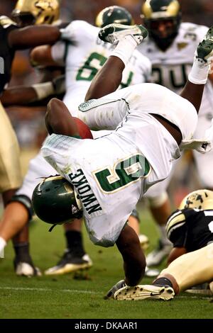 17. September 2011 - Denver, Colorado, USA - Colorado State Rams laufen wieder Chris Nwoke (6) Sprünge über CU Verteidiger während der zweiten Hälfte. CU würde fortfahren, um das Spiel 28-14 zu gewinnen. Die CSU-Rams übernahm die CU Büffel in der jährlichen Rocky Mountain Showdown am Sports Authority Field at Mile High in Denver, CO. (Credit-Bild: © Jesaja Downing/Southcreek Global/ZUMApress.com) Stockfoto