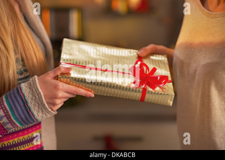 Closeup auf zwei Freundinnen, die Austausch von Weihnachtsgeschenke Stockfoto