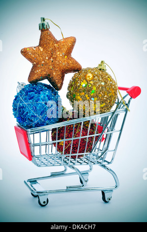 ein Haufen von Weihnachtsschmuck in einem Warenkorb, Darstellung der Weihnachts-shopping Konzept Stockfoto
