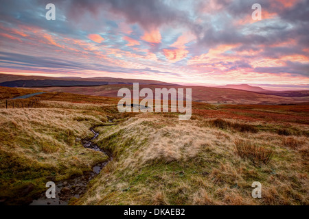 Blick auf den Sonnenuntergang über Moor in den Pennines in den Yorkshire Dales. Stockfoto