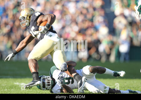 17. September 2011 - South Bend, Indiana, USA - Michigan State Spartans Sicherheit Jesaja Lewis (9) befasst sich mit Notre Dame Fighting Irish Linebacker Darius Fleming (45) bei Notre Dame Stadium. Notre Dame besiegte Michigan State 31-13. (Kredit-Bild: © Rey Del Rio/Southcreek Global/ZUMAPRESS.com) Stockfoto