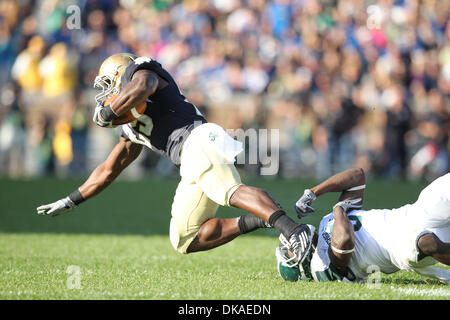 17. September 2011 - South Bend, Indiana, USA - Michigan State Spartans Sicherheit Jesaja Lewis (9) befasst sich mit Notre Dame Fighting Irish Linebacker Darius Fleming (45) bei Notre Dame Stadium. Notre Dame besiegte Michigan State 31-13. (Kredit-Bild: © Rey Del Rio/Southcreek Global/ZUMAPRESS.com) Stockfoto