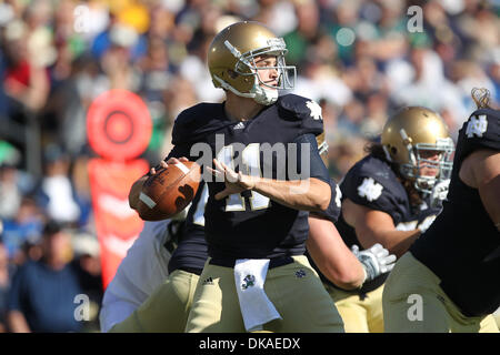 17. September 2011 - South Bend, Indiana, fällt U.S - Notre Dame Fighting Irish Quarterback Tommy Rees (11) zurück um gegen die Michigan State Spartans bei Notre Dame Stadium zu übergeben. Notre Dame besiegte Michigan State 31-13. (Kredit-Bild: © Rey Del Rio/Southcreek Global/ZUMAPRESS.com) Stockfoto