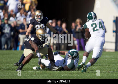 17. September 2011 - läuft South Bend, Indiana, USA - Michigan State Runningback Le'Veon Bell (#24) für Birdie als Notre Dame außerhalb Linebacker Darius Fleming (#45) schaut, um das Gerät in Aktion während der NCAA Football-Spiel zwischen Notre Dame und Michigan State machen.  Die Notre Dame Fighting Irish besiegte die Michigan State Spartans 31-13 im Spiel im Stadion von Notre Dame in South Bend, Ind Stockfoto