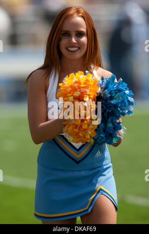 17. September 2011 - Pasadena, Kalifornien, USA - A UCLA Cheerleader vor dem NCAA Football-Spiel zwischen den Texas Longhorns und die UCLA Bruins in der Rose Bowl. Die Longhorns fuhr fort, die Bruins mit einem Endstand von 49-20 besiegen. (Kredit-Bild: © Brandon Parry/Southcreek Global/ZUMAPRESS.com) Stockfoto