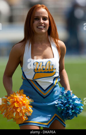 17. September 2011 - Pasadena, Kalifornien, USA - A UCLA Cheerleader vor dem NCAA Football-Spiel zwischen den Texas Longhorns und die UCLA Bruins in der Rose Bowl. Die Longhorns fuhr fort, die Bruins mit einem Endstand von 49-20 besiegen. (Kredit-Bild: © Brandon Parry/Southcreek Global/ZUMAPRESS.com) Stockfoto