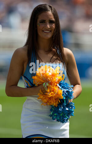 17. September 2011 - Pasadena, Kalifornien, USA - A UCLA Cheerleader vor dem NCAA Football-Spiel zwischen den Texas Longhorns und die UCLA Bruins in der Rose Bowl. Die Longhorns fuhr fort, die Bruins mit einem Endstand von 49-20 besiegen. (Kredit-Bild: © Brandon Parry/Southcreek Global/ZUMAPRESS.com) Stockfoto