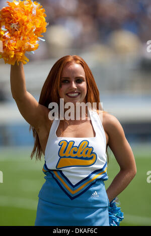 17. September 2011 - Pasadena, Kalifornien, USA - A UCLA Cheerleader vor dem NCAA Football-Spiel zwischen den Texas Longhorns und die UCLA Bruins in der Rose Bowl. Die Longhorns fuhr fort, die Bruins mit einem Endstand von 49-20 besiegen. (Kredit-Bild: © Brandon Parry/Southcreek Global/ZUMAPRESS.com) Stockfoto