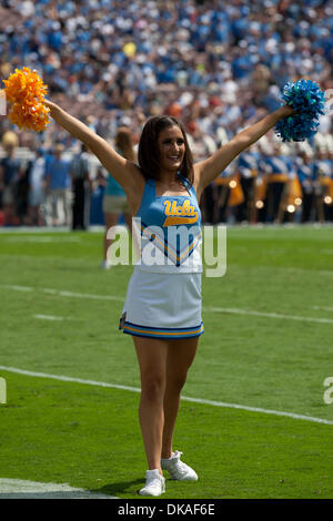 17. September 2011 - Pasadena, Kalifornien, USA - A UCLA Cheerleader vor dem NCAA Football-Spiel zwischen den Texas Longhorns und die UCLA Bruins in der Rose Bowl. Die Longhorns fuhr fort, die Bruins mit einem Endstand von 49-20 besiegen. (Kredit-Bild: © Brandon Parry/Southcreek Global/ZUMAPRESS.com) Stockfoto